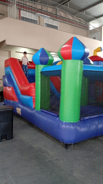 mini escorregador com piscina de bolinhas